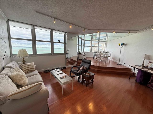 999 Brickell Bay Dr 2002, Miami, FL 33131