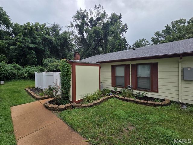 2432 Forest Shadows Drive, St Louis, MO 63136