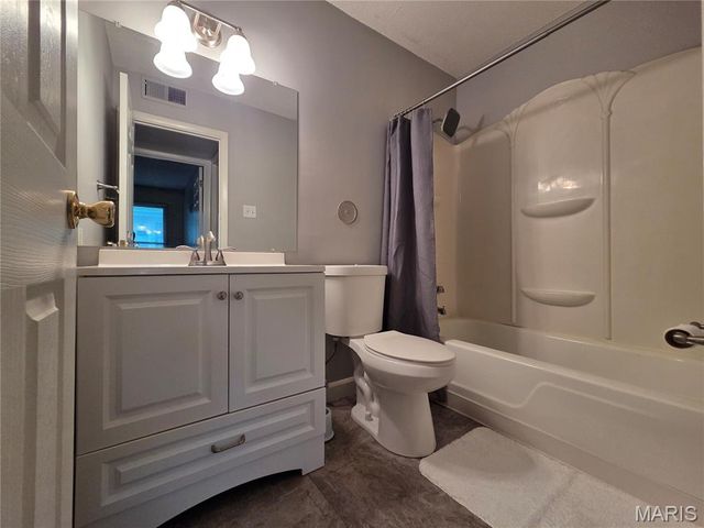 2432 Forest Shadows Drive, St Louis, MO 63136