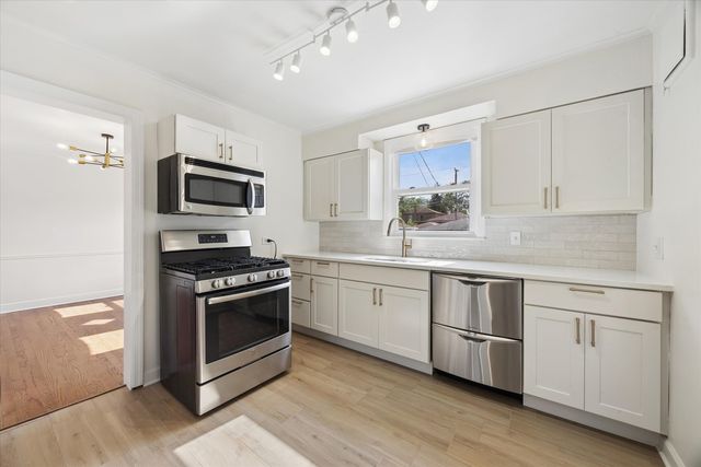 10141 S Rhodes Avenue, Chicago, IL 60628