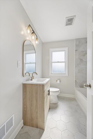 10141 S Rhodes Avenue, Chicago, IL 60628