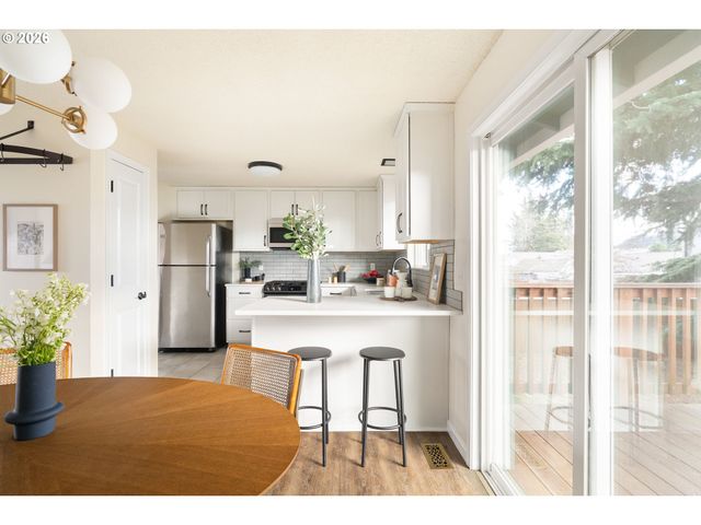 9216 Se MARKET St, Portland, OR 97216