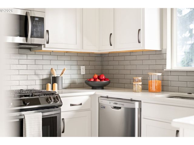 9216 Se MARKET St, Portland, OR 97216