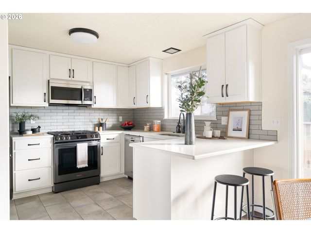 9216 Se MARKET St, Portland, OR 97216