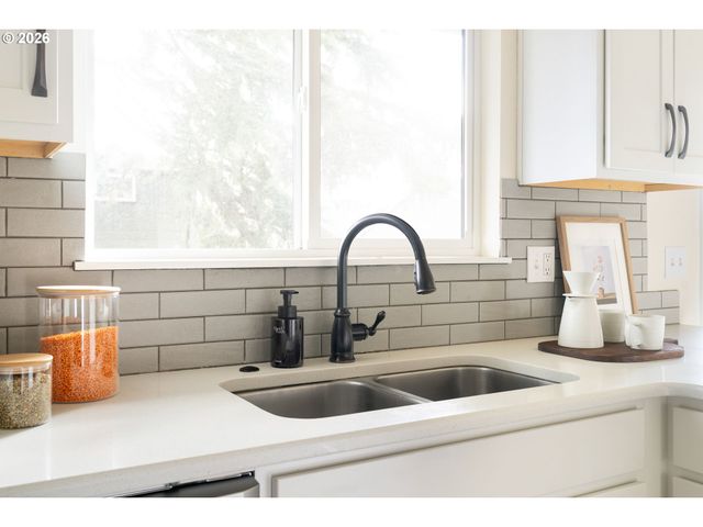 9216 Se MARKET St, Portland, OR 97216