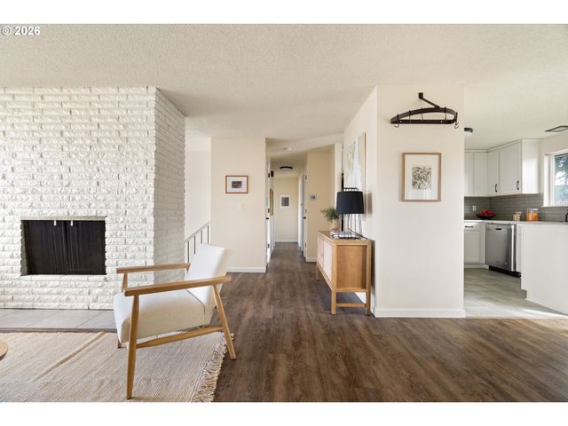 9216 Se MARKET St, Portland, OR 97216