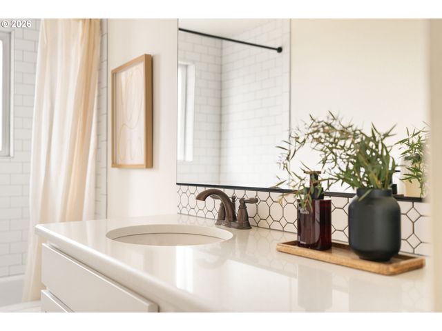 9216 Se MARKET St, Portland, OR 97216