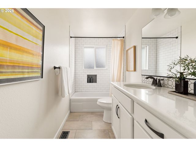 9216 Se MARKET St, Portland, OR 97216