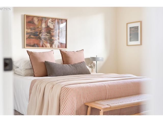 9216 Se MARKET St, Portland, OR 97216