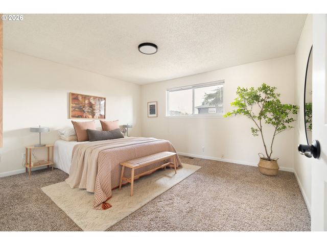 9216 Se MARKET St, Portland, OR 97216