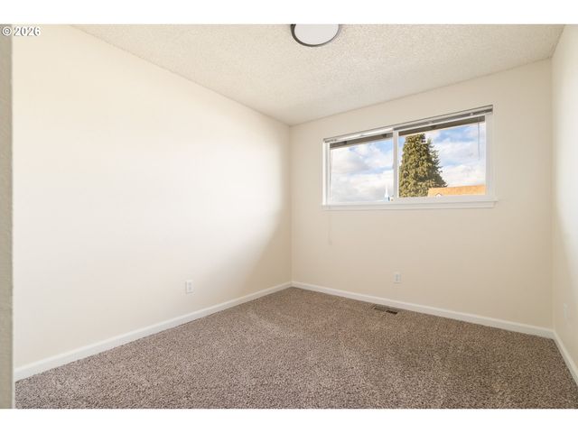 9216 Se MARKET St, Portland, OR 97216