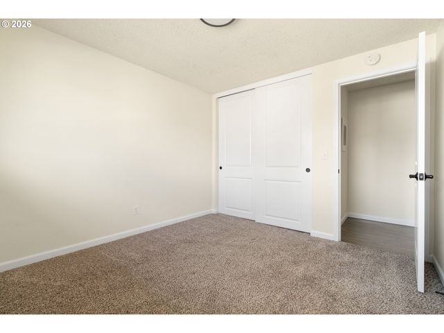 9216 Se MARKET St, Portland, OR 97216