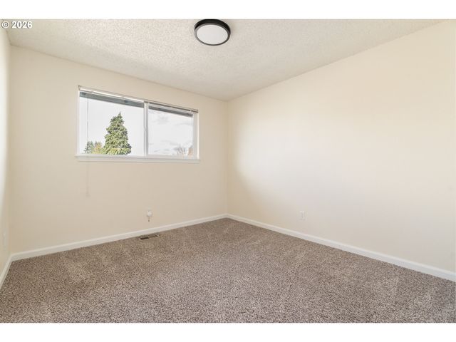 9216 Se MARKET St, Portland, OR 97216