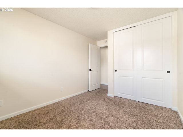 9216 Se MARKET St, Portland, OR 97216