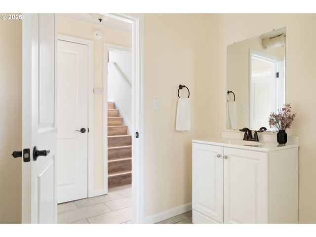 9216 Se MARKET St, Portland, OR 97216