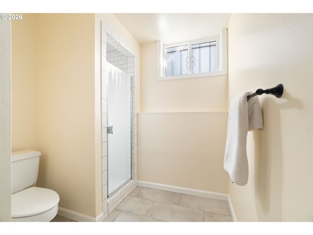 9216 Se MARKET St, Portland, OR 97216