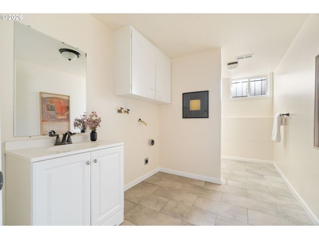 9216 Se MARKET St, Portland, OR 97216