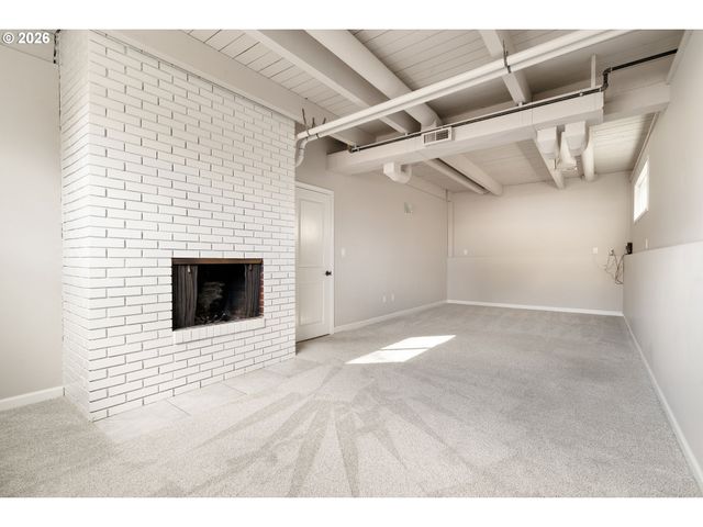 9216 Se MARKET St, Portland, OR 97216