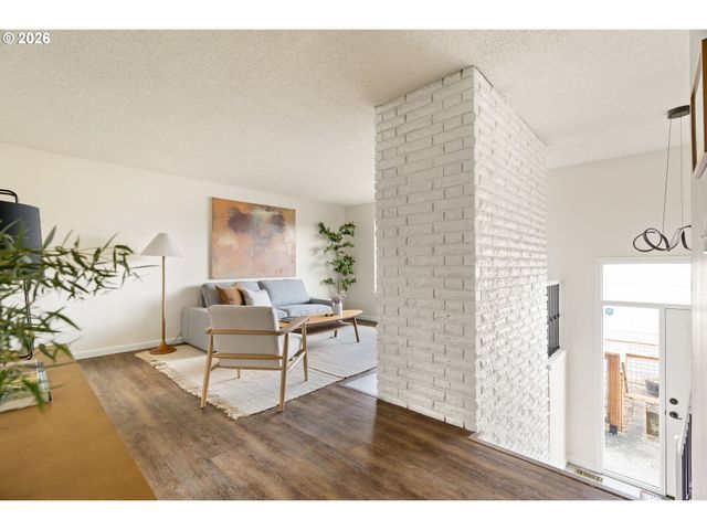 9216 Se MARKET St, Portland, OR 97216