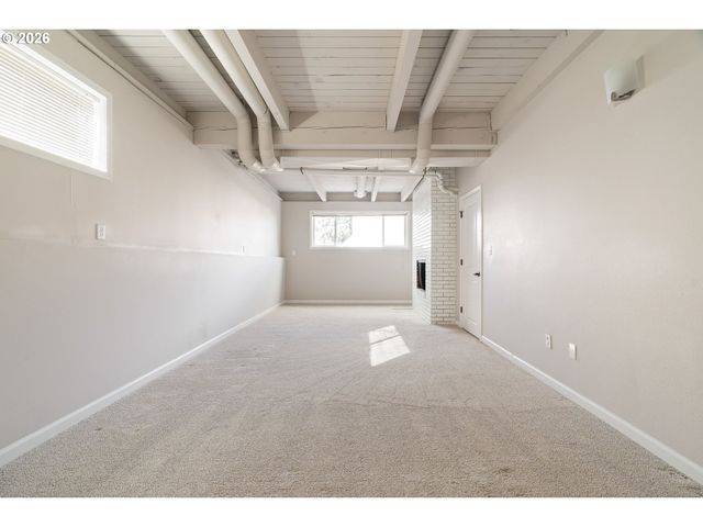 9216 Se MARKET St, Portland, OR 97216