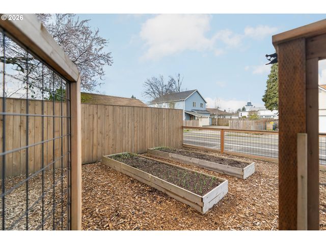 9216 Se MARKET St, Portland, OR 97216