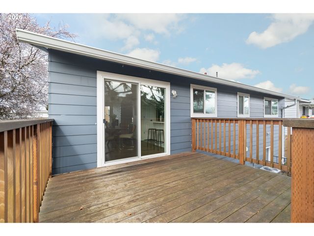 9216 Se MARKET St, Portland, OR 97216