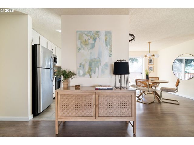 9216 Se MARKET St, Portland, OR 97216