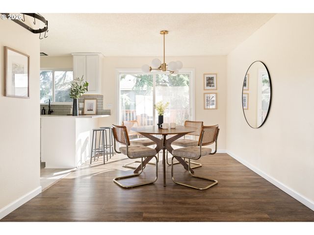 9216 Se MARKET St, Portland, OR 97216