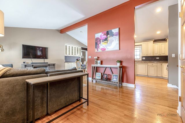 705 S Dymond Road, Libertyville, IL 60048