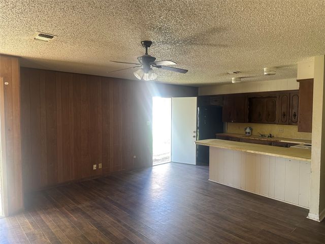 1721 W Walker Street, Denison, TX 75020