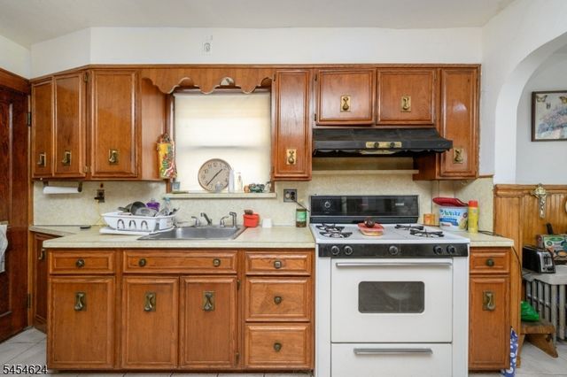 862 Gibbons Ct, Elizabeth City, NJ 07202