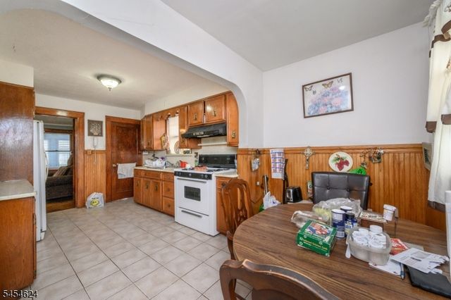 862 Gibbons Ct, Elizabeth City, NJ 07202