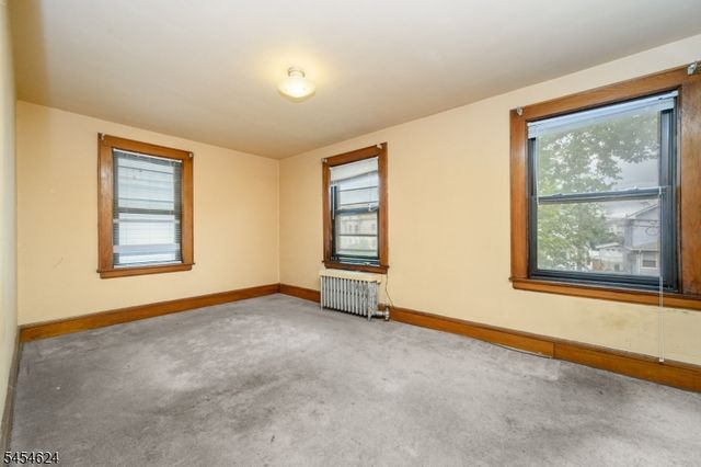 862 Gibbons Ct, Elizabeth City, NJ 07202