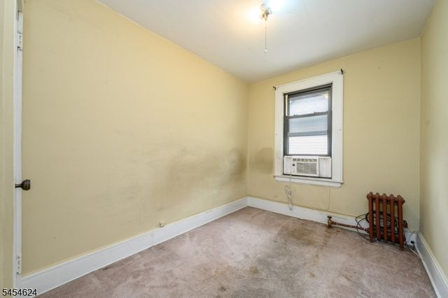 862 Gibbons Ct, Elizabeth City, NJ 07202