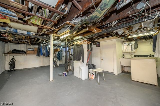 862 Gibbons Ct, Elizabeth City, NJ 07202