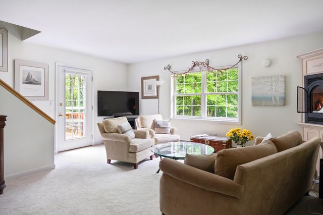 34 Pointe Drive, Essex, VT 05452