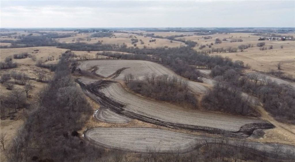 000 Pointe Court, Cumming, IA 50061