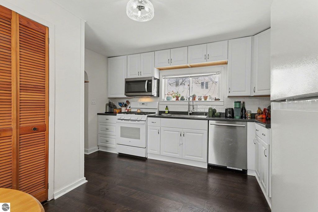 Image 6 of property listing at 200 Nebobish Avenue, Essexville, MI 48732