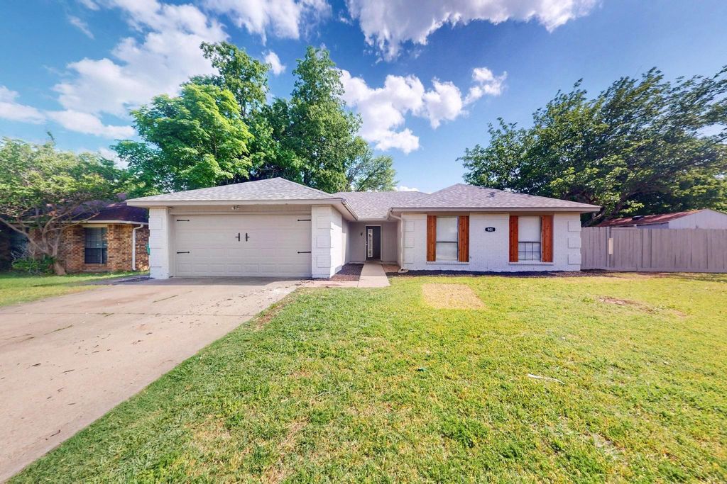 901 Larue Drive, Cedar Hill, TX 75104