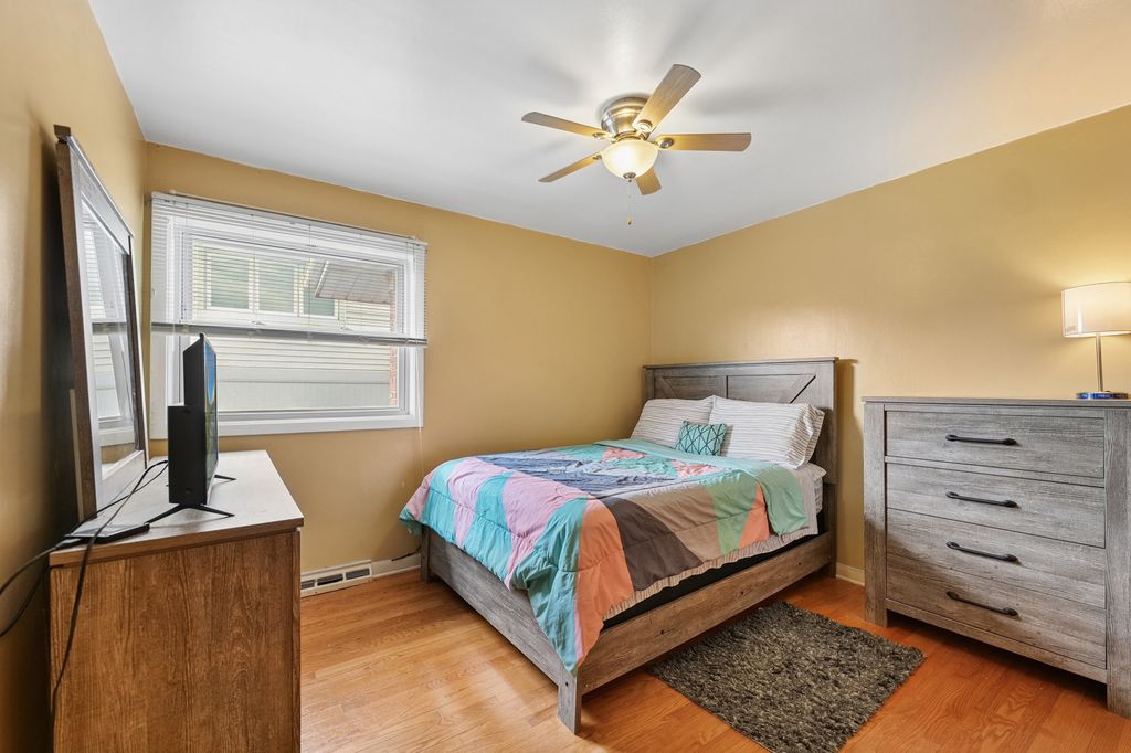 Image 11 of property listing at 4437 W 100th Street, Oak Lawn, IL 60453