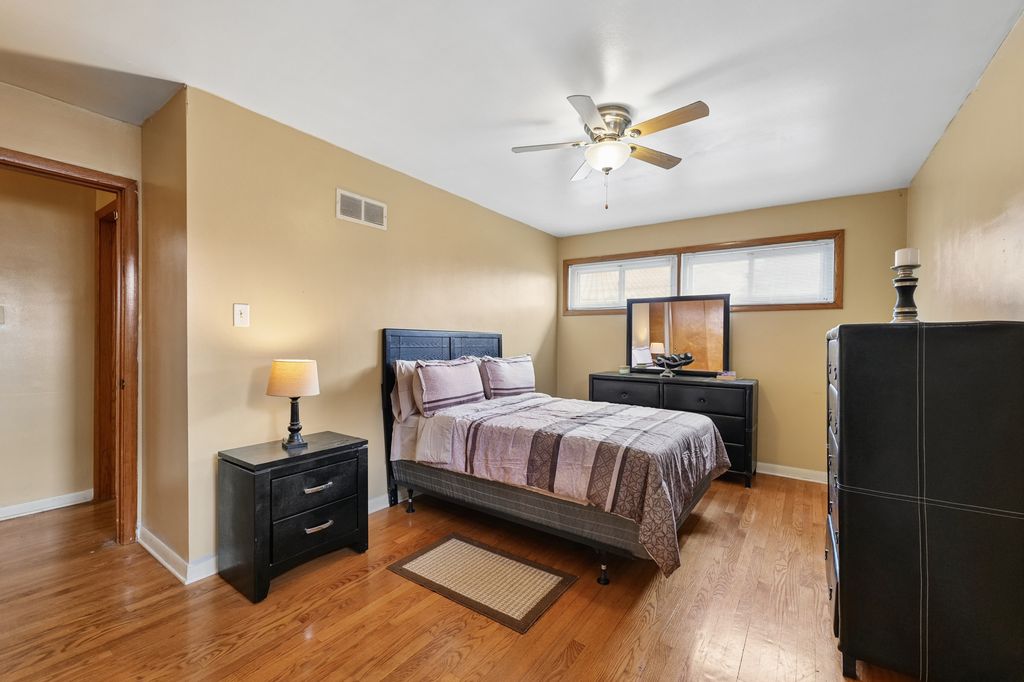 Image 12 of property listing at 4437 W 100th Street, Oak Lawn, IL 60453