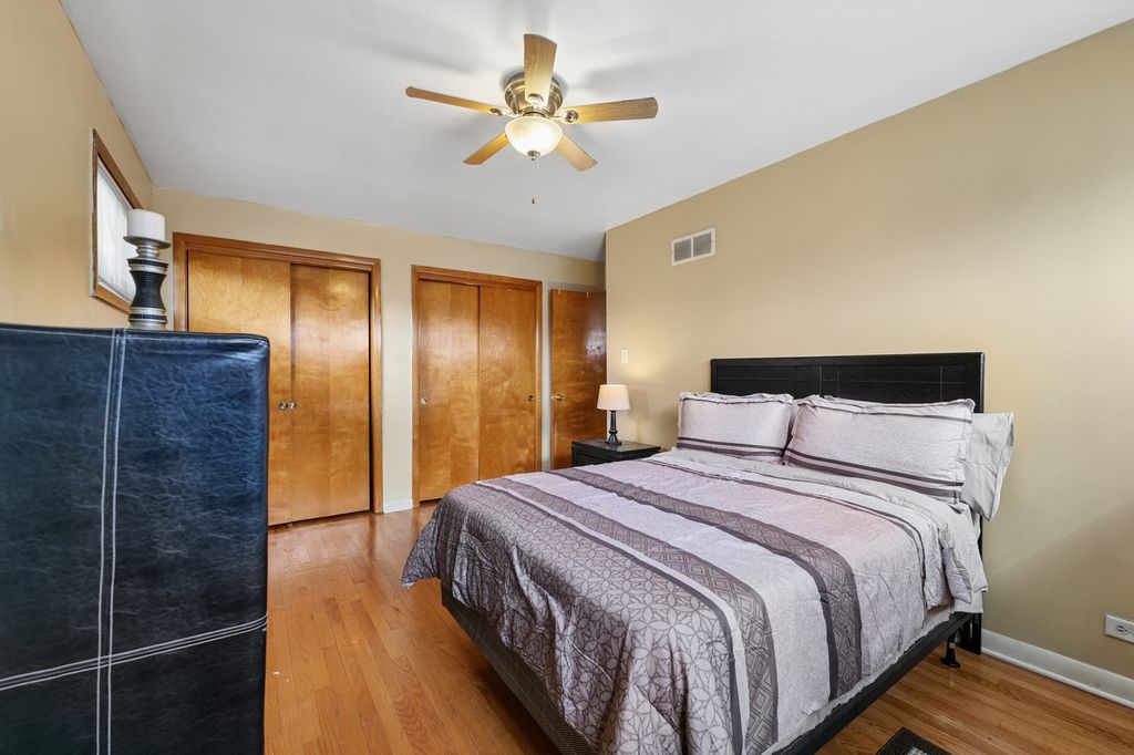 Image 13 of property listing at 4437 W 100th Street, Oak Lawn, IL 60453