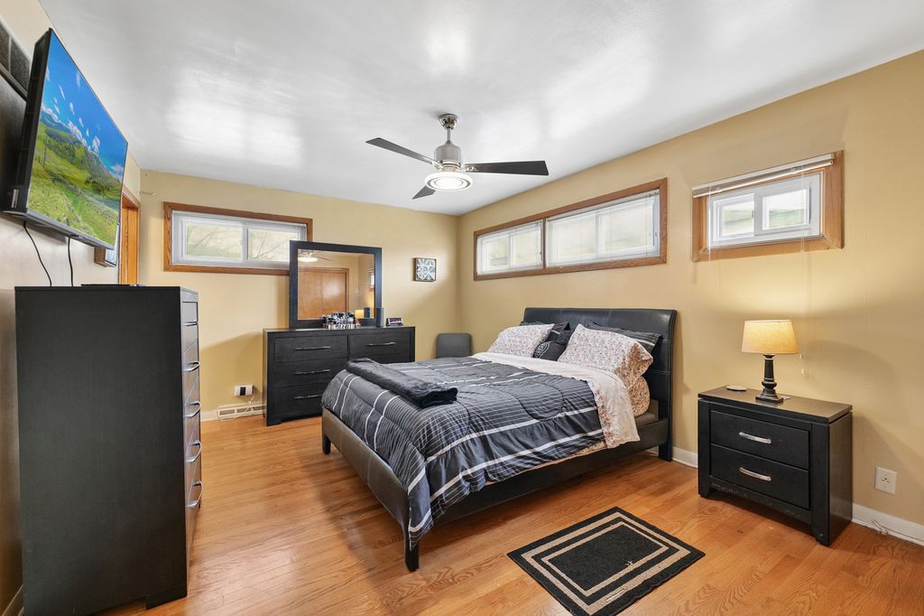 Image 14 of property listing at 4437 W 100th Street, Oak Lawn, IL 60453