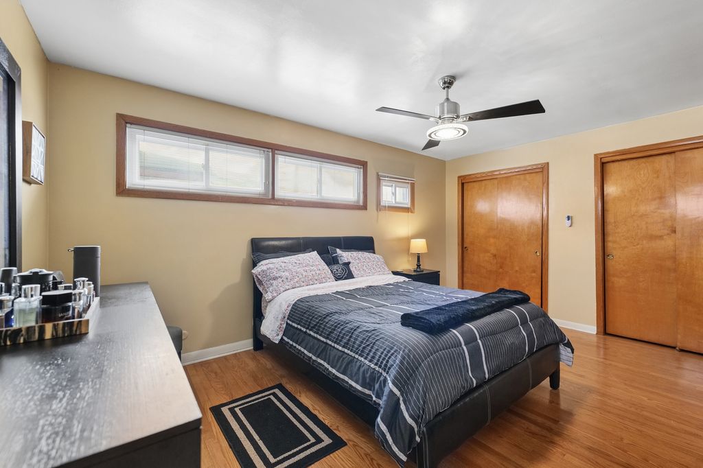 Image 15 of property listing at 4437 W 100th Street, Oak Lawn, IL 60453