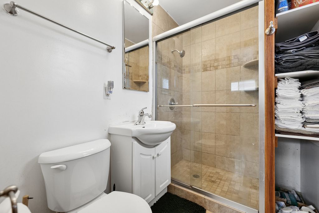 Image 16 of property listing at 4437 W 100th Street, Oak Lawn, IL 60453