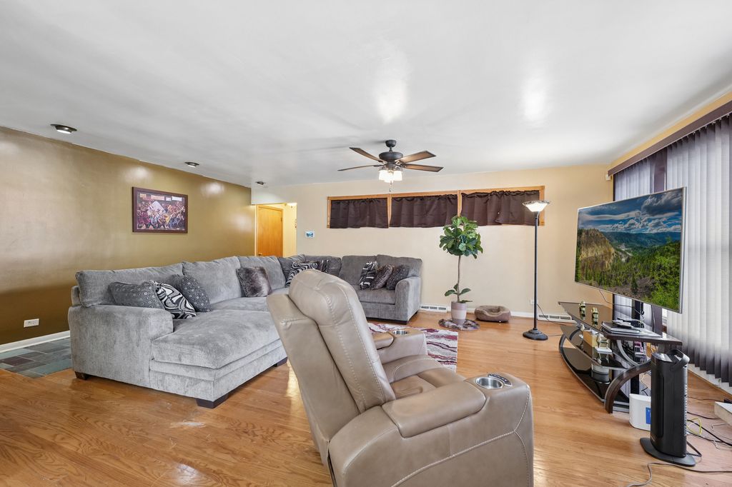 Image 3 of property listing at 4437 W 100th Street, Oak Lawn, IL 60453