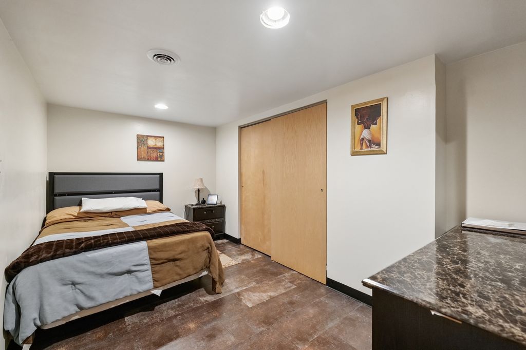 Image 21 of property listing at 4437 W 100th Street, Oak Lawn, IL 60453