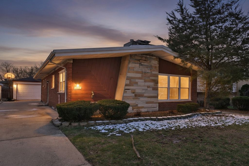 Image 27 of property listing at 4437 W 100th Street, Oak Lawn, IL 60453