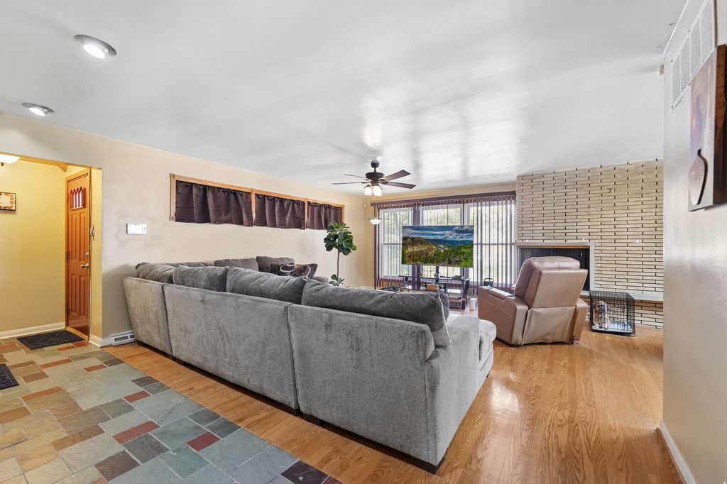 Image 4 of property listing at 4437 W 100th Street, Oak Lawn, IL 60453