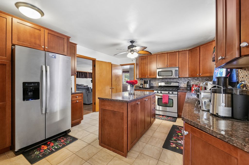 Image 5 of property listing at 4437 W 100th Street, Oak Lawn, IL 60453